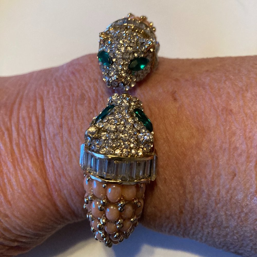 Lovely green-eyed cat with apricot-colored jewels clamper bracelet